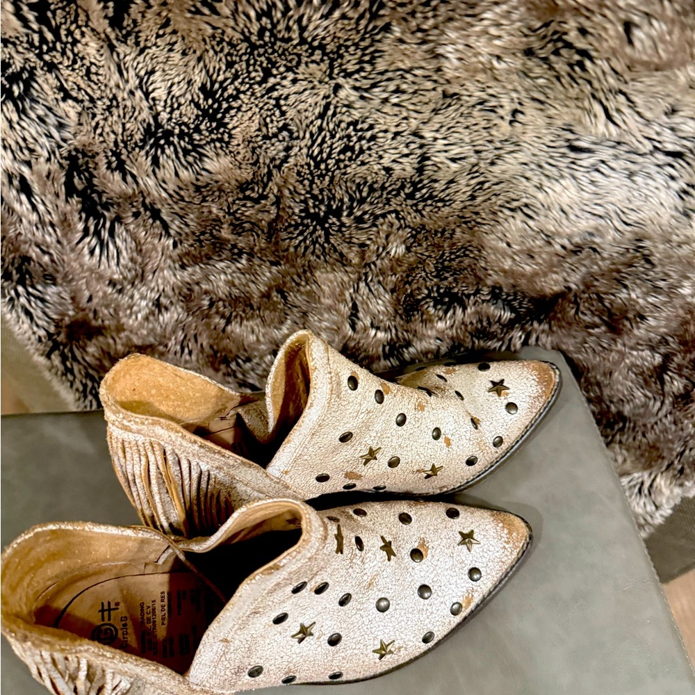 Circle G leather white fringe ankle boots 
Cowboy boots- like new